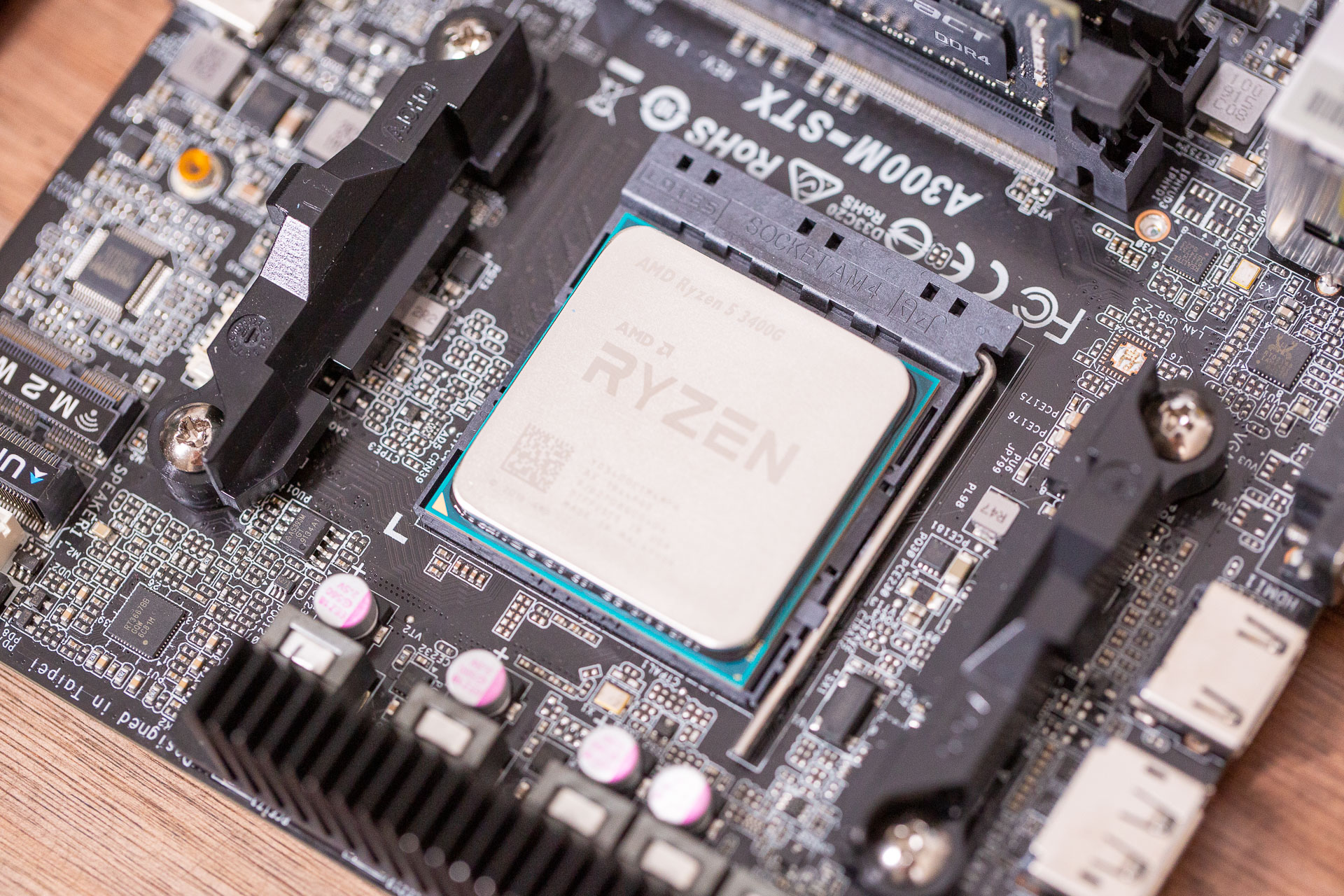 炒股专用电脑6屏_炒股用屏幕_多屏炒股电脑