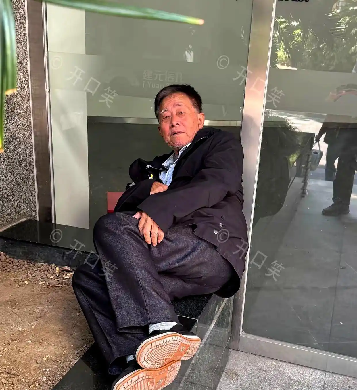 炒股执念吞噬晚年值不值得_80岁建工爷叔流浪街头炒股亏光养老钱_炒股 老头 图片